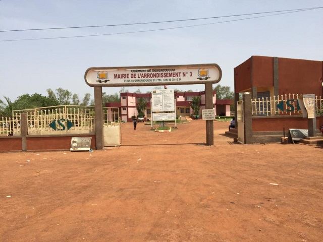 Arrondissement 3 de Ouagadougou : Des jeunes bouchent les nids de poule par leurs propres moyens, la maire félicite 