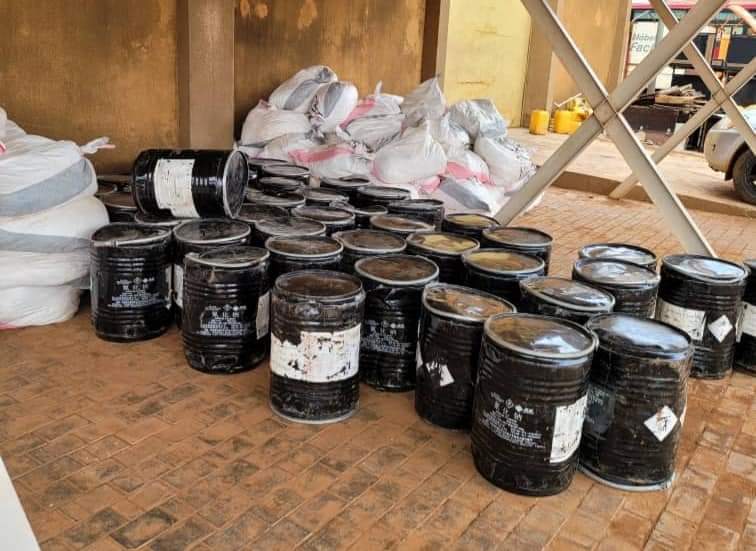 Burkina : La douane saisit plus de 11 tonnes de cyanure dans un entrepôt illégal à Ouagadougou