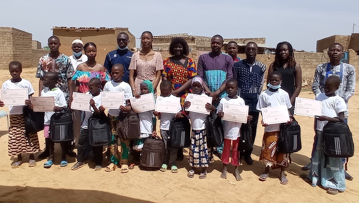 Éducation : Le gouvernement jeunesse Burkina offre des kits scolaires aux enfants déplacés internes