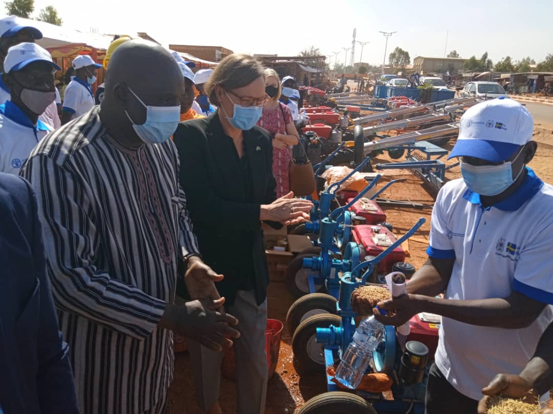 Burkina Faso : L’Ambassade de Suède et la FAO offrent des équipements motorisés aux producteurs