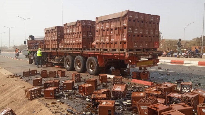 Ouagadougou : Un camion transportant de la boisson déverse sa cargaison sur la voie en évitant deux voitures
