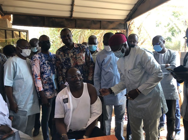 Covid-19 au Burkina : Le ministre de la santé convainc l’opposition et vaccine son chef de file