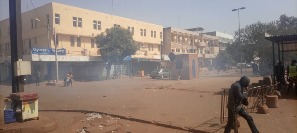 Ouagadougou : Chaude matinée aux alentours du grand marché, des manifestants résistent 