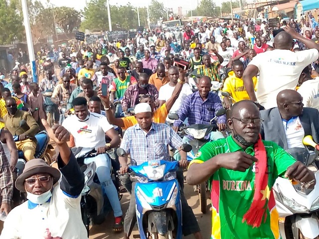 Putsch au Burkina : La population de Pouytenga manifeste pour soutenir le MPSR