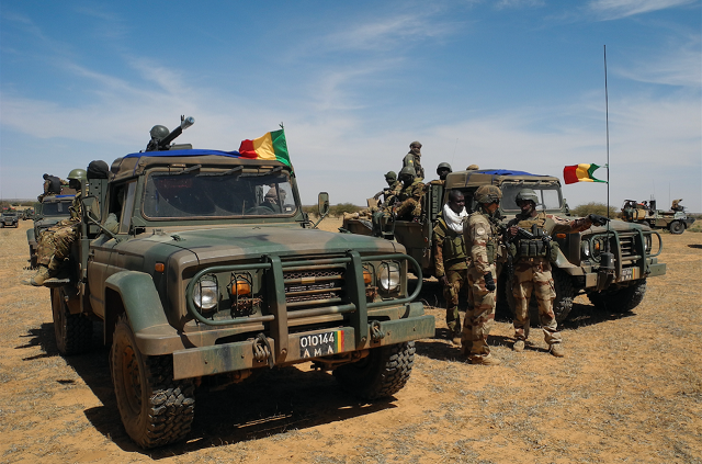 Conflit armé au Mali : L’armée et des groupes islamistes armés accusés d’exactions sur des civils