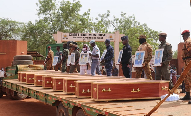 Attaque terroriste au Burkina : Dix soldats tombés dans la région du Nord inhumés au cimetière municipal de Gounghin