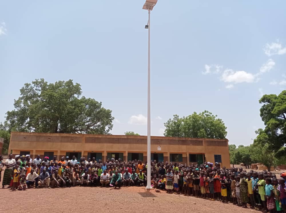Électrification rurale : Système d’aide au développement dote le village de Kahin de lampadaires solaires