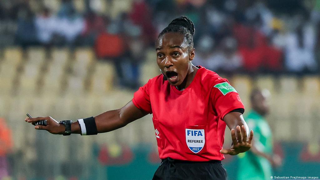 Coupe du monde Qatar 2022 : Salima Mukansanga, première africaine retenue pour arbitrer