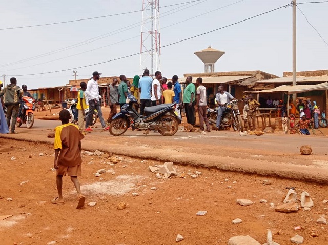 Manifestations d’orpailleurs à Houndé : Une ville sous haute tension, le gouverneur des Hauts-Bassins en sapeur-pompier