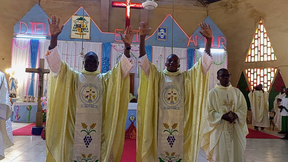 Ordination presbytérale à Tenkodogo : Les abbés Raoul Béogo et Jean Paul Bangré reçoivent l’ordre sacré du sacerdoce 