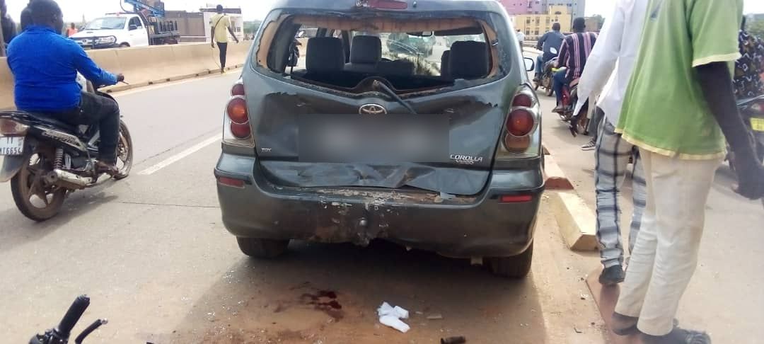 Ouagadougou : Une moto entre en collision avec une voiture stationnée sur l’échangeur du Nord