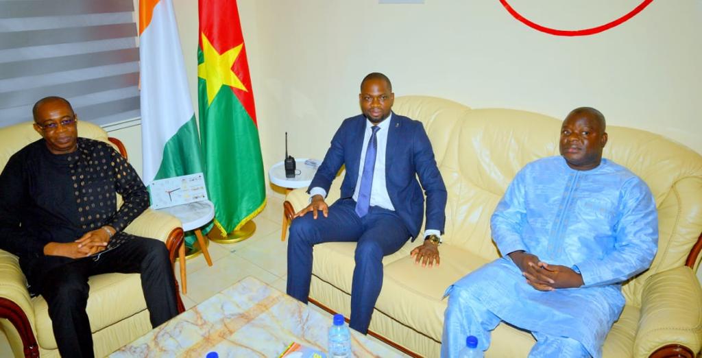 Le jeune entrepreneur burkinabè Ibrahim OUÉDRAOGO reçoit la visite de l’Ambassadeur ivoirien, Son Excellence Lamine OUATTARA 