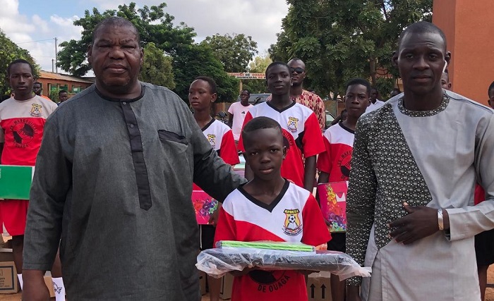Promotion sportive et éducative au Burkina : Des pensionnaires de l’Académie football club du Sig-Nonghin reçoivent des kits scolaires