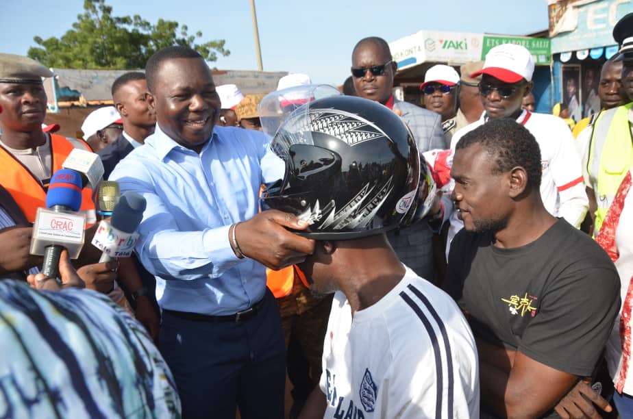 Sensibilisation au port de casque à Ouagadougou : L’ONASER a offert des casques à Tampouy