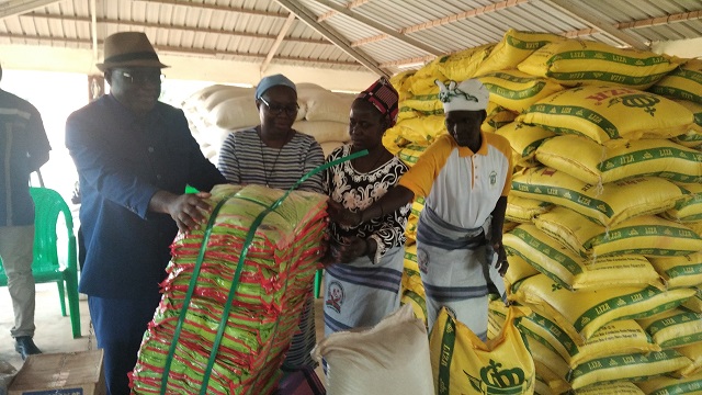 Burkina/ Centre Delwendé de Sakoula : Lazare Zoungrana visite les pensionnaires, les mains chargées de vivres  
