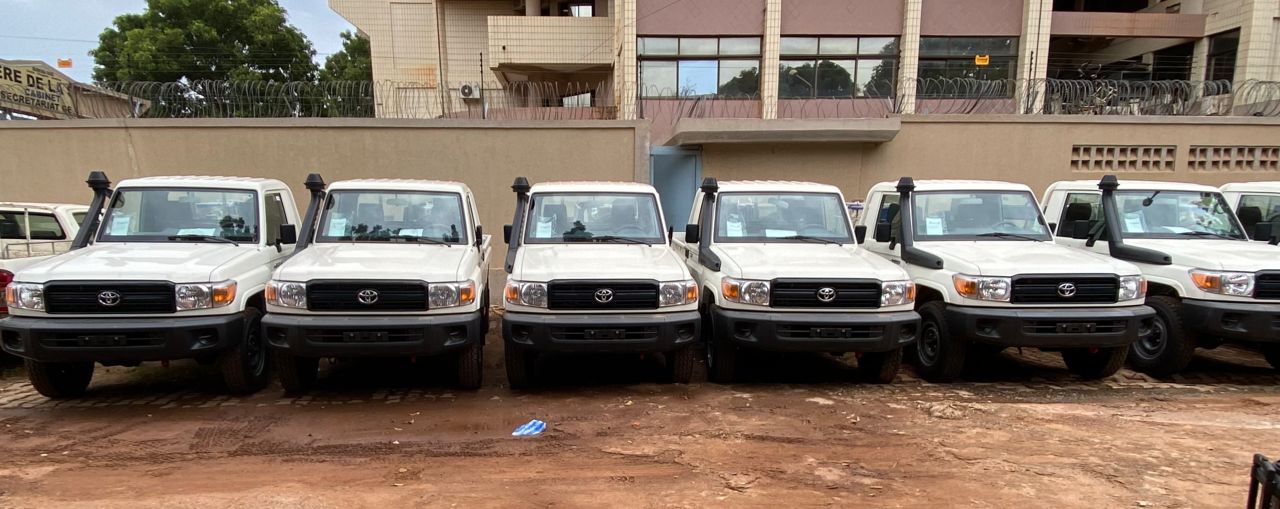 Sécurité au Burkina : 20 véhicules pick-up et du matériel informatique au profit de la gendarmerie et de la police