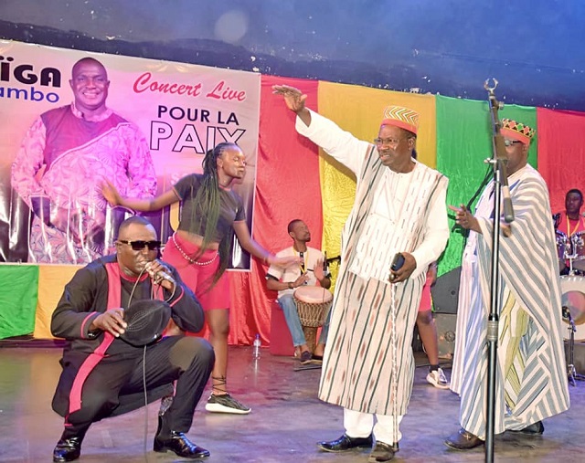 Maïga Makambo en concert live : L’artiste chante pour le retour de la paix aux Burkina Faso