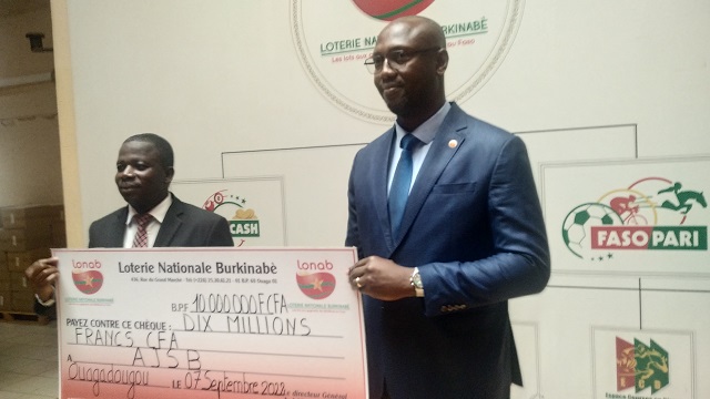 Football au Burkina : La LONAB offre un chèque de dix millions de FCFA à l’AJSB