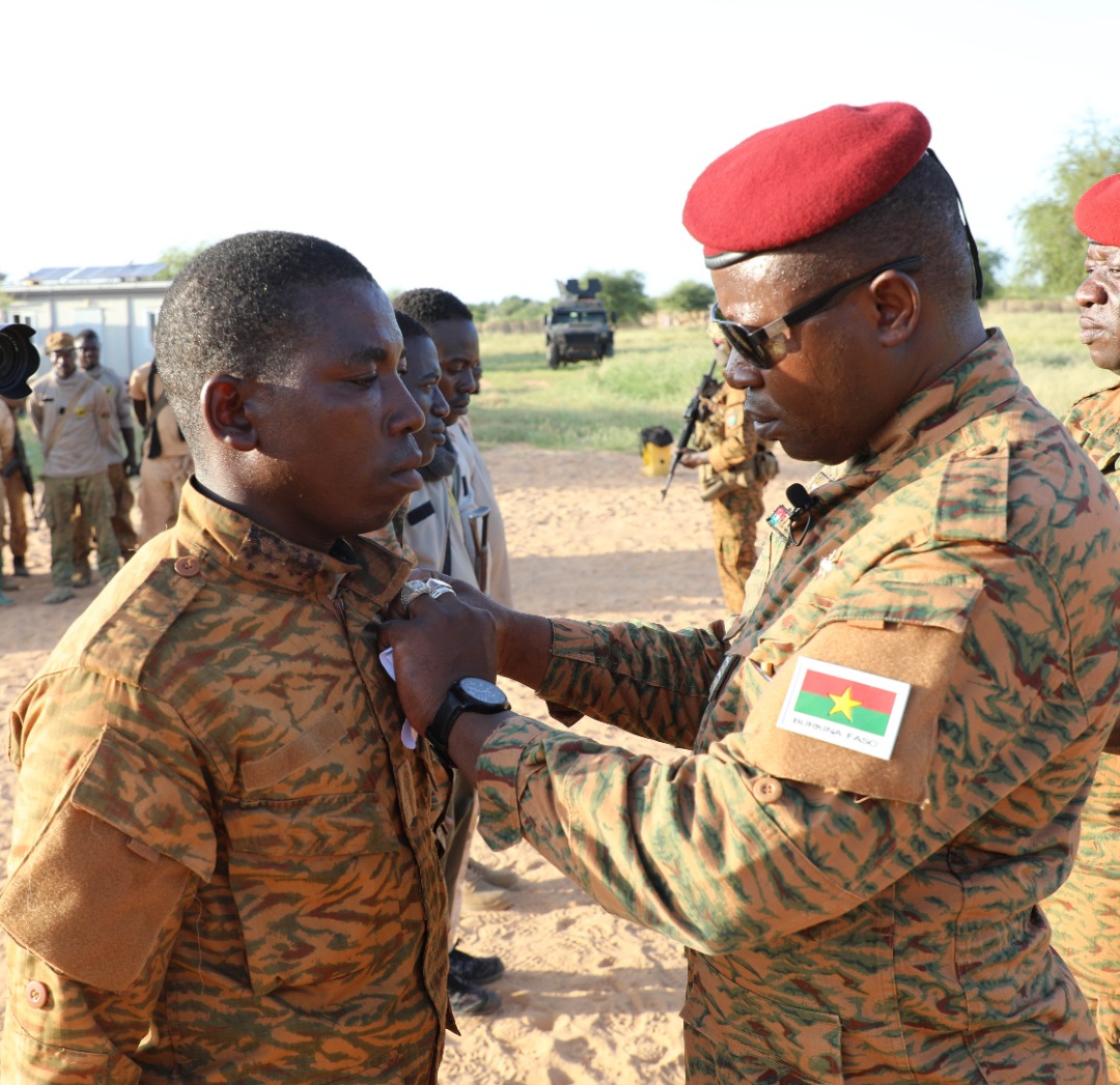 Opérations de sécurisation du territoire national : Le Chef suprême des armées décore des combattants à Oursi