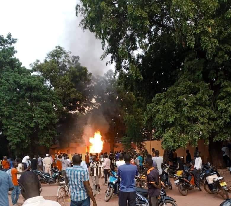 Ouagadougou : Une partie de l’ambassade de France en feu 