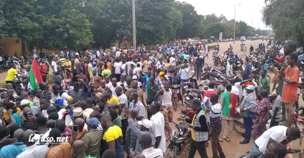 Situation à Ouagadougou : Des manifestants ne veulent « personne d’autre à part Ibrahim Traoré »  