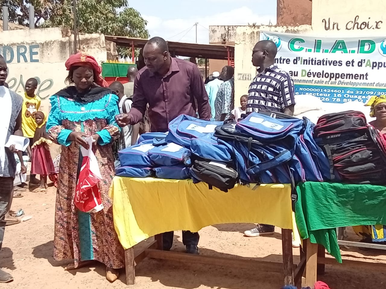 Arrondissement N°3 de Ouagadougou : Des kits scolaires, vivres et soins de santé pour des déplacés internes et populations 