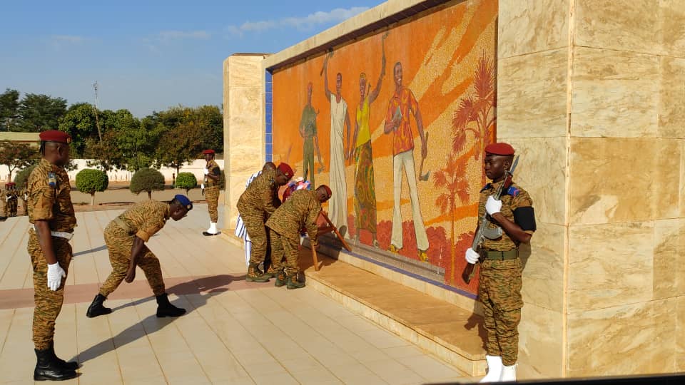 Sécurité au Burkina : Le CEMGA rend hommage aux militaires tombés et dévoile des graffitis de sensibilisation