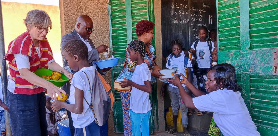 Initiative présidentielle « assurer à chaque enfant en âge scolaire, au moins un repas équilibré par jour » : Partage d’un repas communautaire équilibré avec les élèves de Salouka Est