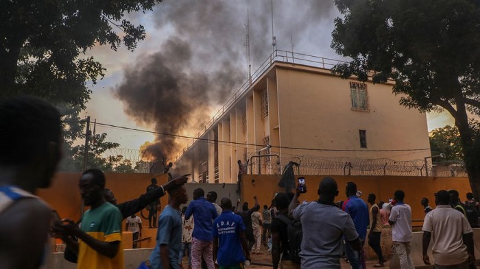 Burkina : L’UE déplore l’absence de réactions appropriées des services de sécurité après les « agressions » contre l’ambassade de France