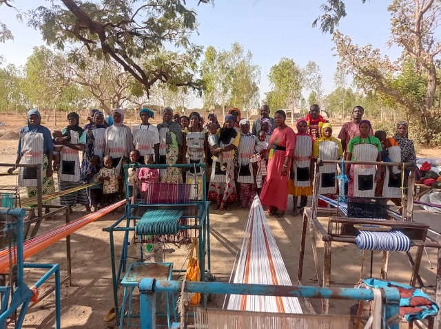Centre du Burkina : 30 femmes et filles déplacées internes sont formées au métier de tisserand par le PAFPA-Dual