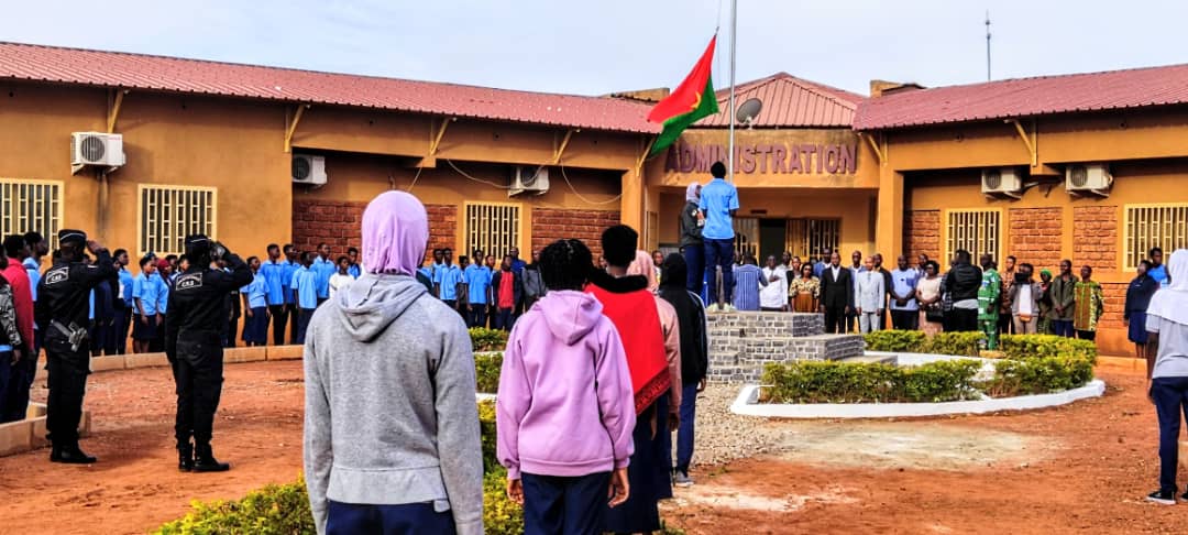Montée des couleurs au lycée scientifique : « Le drapeau du Burkina doit rester dressé dans vos consciences et votre cœur doit battre pour le pays », Dr Jacob Yarabatioula