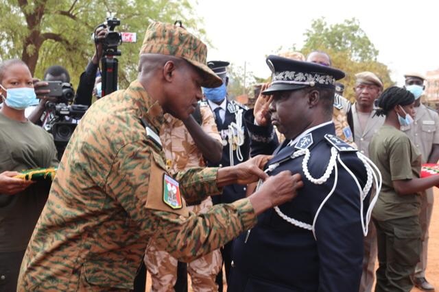 Burkina : Le ministère de la Sécurité décore plus de 300 récipiendaires de la société civile et du corps de la police nationale