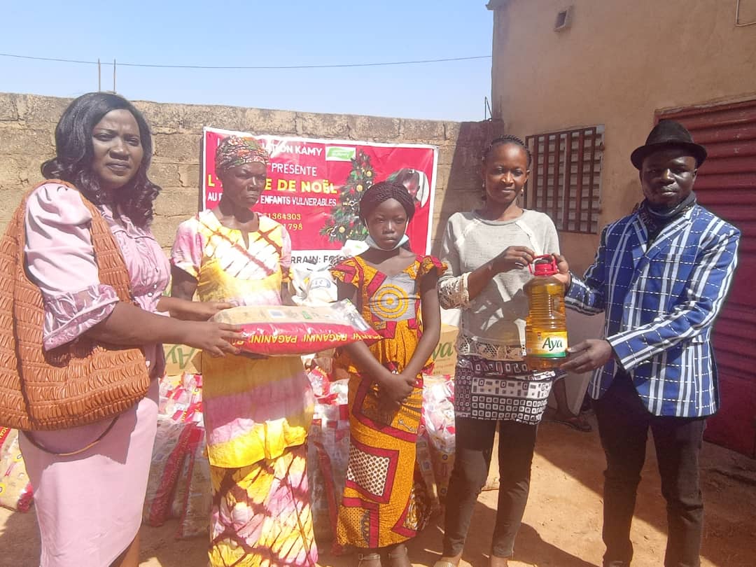 Noël au Burkina : 85 femmes et 120 enfants vulnérables reçoivent des dons à quelques heures du réveillon
