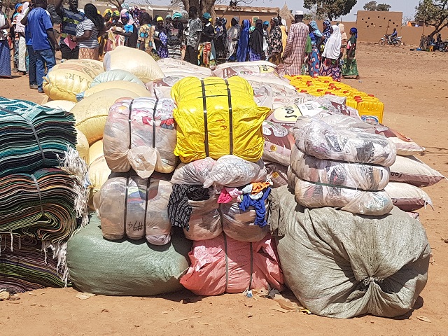 Personnes déplacées internes au Burkina : La communauté indienne résidente fait don de vivres et autres biens à Nagréongo 