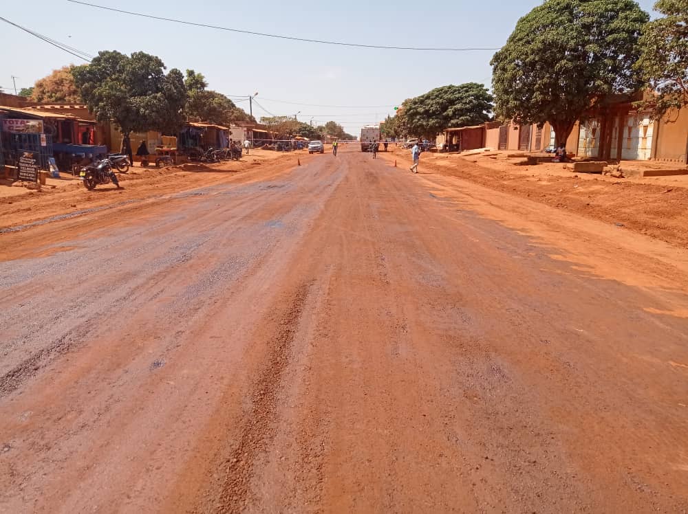 Reprofilage de voies à Bobo-Dioulasso : De la mélasse pour soulager des riverains contre la poussière
