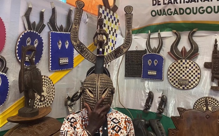 Lefaso TV présente Les « A-côtés du SIAO » : Les objets d’art africains sont exposés 