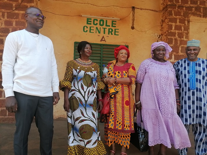 Education : Les anciens élèves de l’école primaire A de Koudougou honorent leur institutrice des années 70