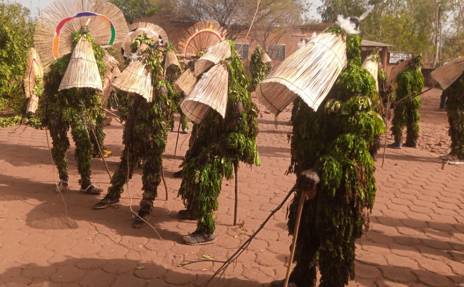 Traditionnelle sortie des masques à feuilles à Dédougou : Sous le signe du « renforcement de la paix », selon un émissaire des coutumiers