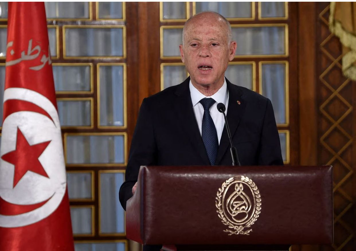 International : « L’immigration clandestine relève d’un complot pour modifier la démographie de la Tunisie », selon le président Tunisien Kaïs Saïed