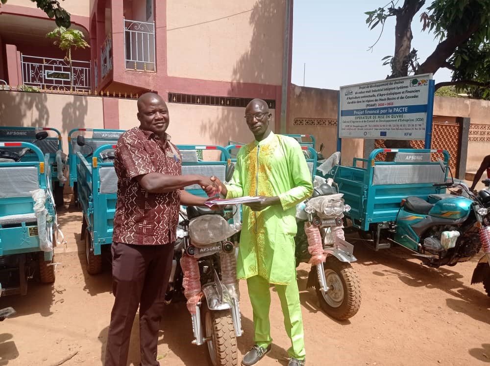 Filière maïs au Burkina : Trois organisations professionnelles bénéficient  de tricycles et de batteuses multifonctionnelles dans le cadre du projet PISAAF financé par le PACTE et mis en œuvre par le cabinet ICDE