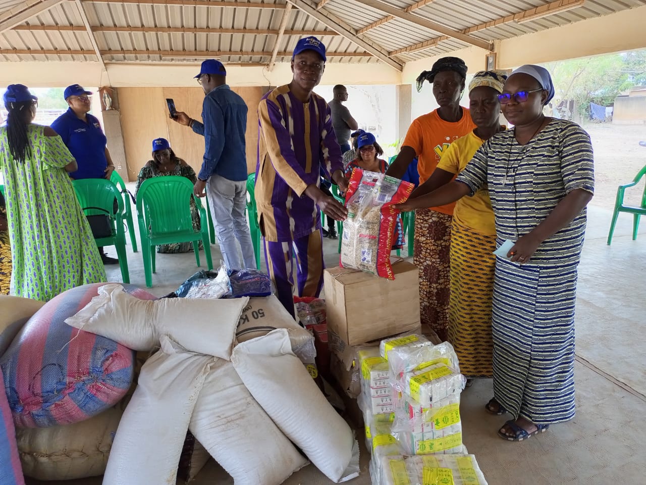 Burkina : La société Roxgold SANU offre des vivres et des produits de première nécessité au centre Delwendé de Sakoula et à la fondation Rama.