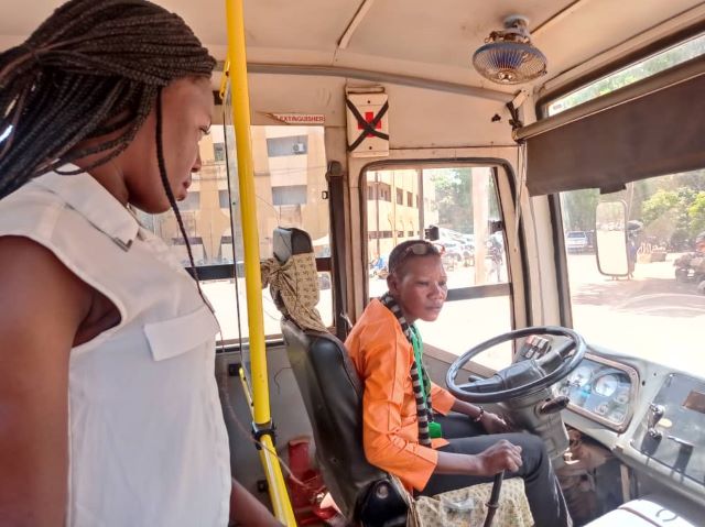 8-Mars 2023 : Evrad Ilboudo, la femme qui vit son rêve de conductrice de bus
