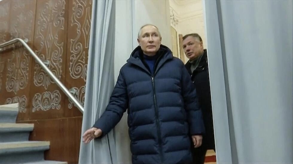 Guerre en Ukraine : Poutine en visite à Marioupol, Kiev le compare à un « voleur »