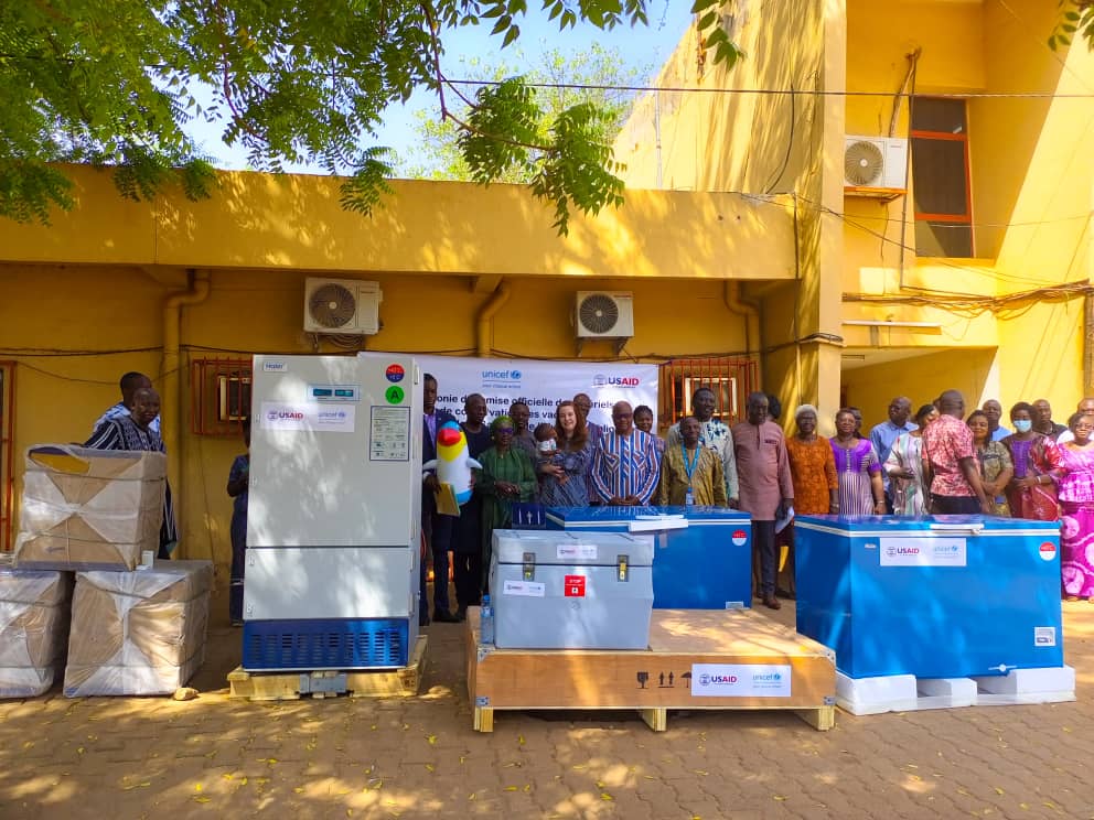 Burkina : L’USAID offre 120 congélateurs, 100 réfrigérateurs et 1 000 glacières portes-vaccins au ministère de la Santé 