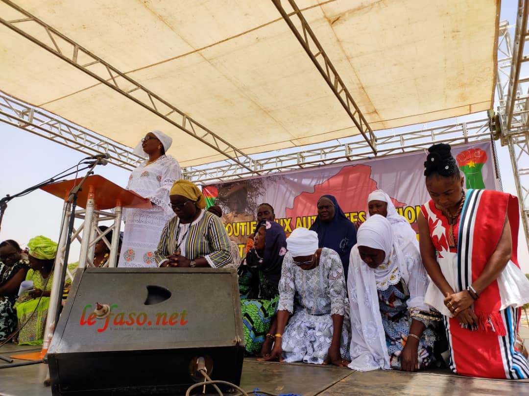 Burkina : Des femmes animistes, chrétiennes et musulmanes à genoux à la Place de la nation pour la paix