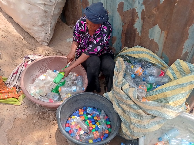 Vente de bidons en plastique à Ouagadougou : Une activité de « survie » pour certaines femmes 
