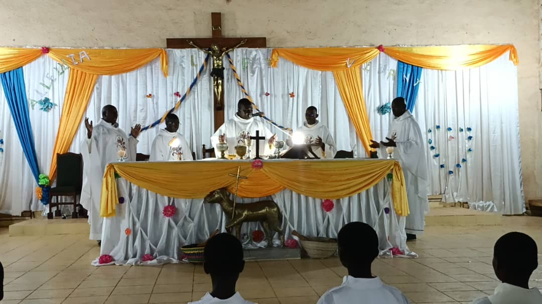 Pâques à Toma : Environ 300 personnes reçoivent les sacrements du baptême, de l’eucharistie et de la confirmation