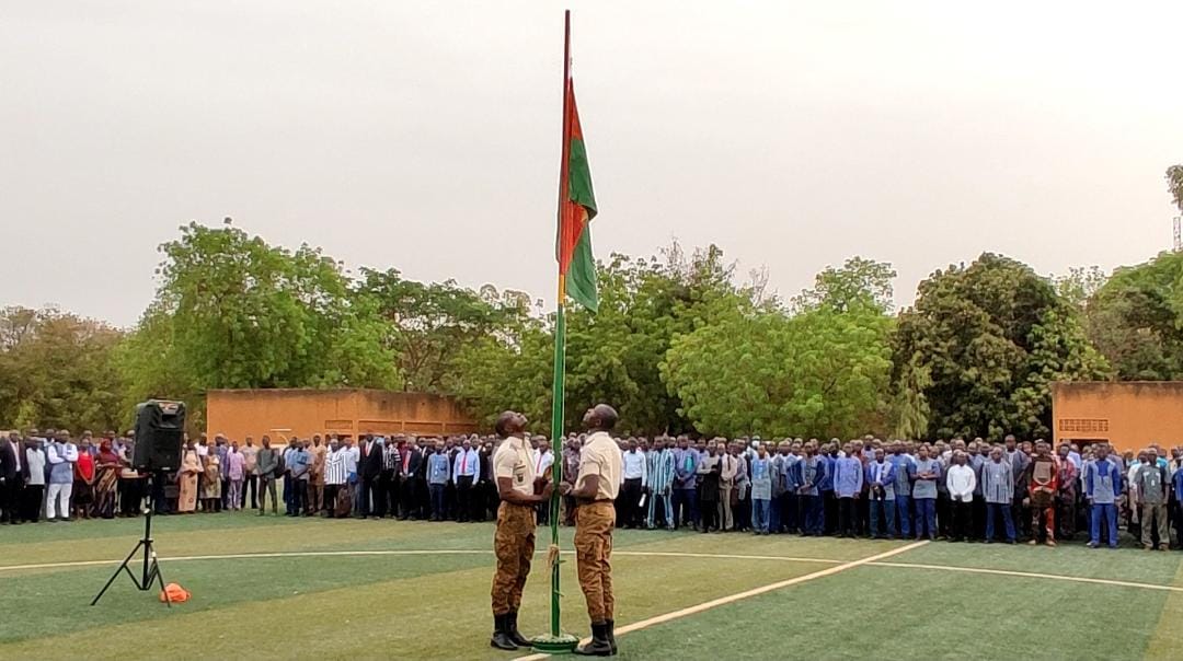 Burkina : Les élèves officiers de l’académie militaire Georges Namoano et les énarques réunis autour du drapeau