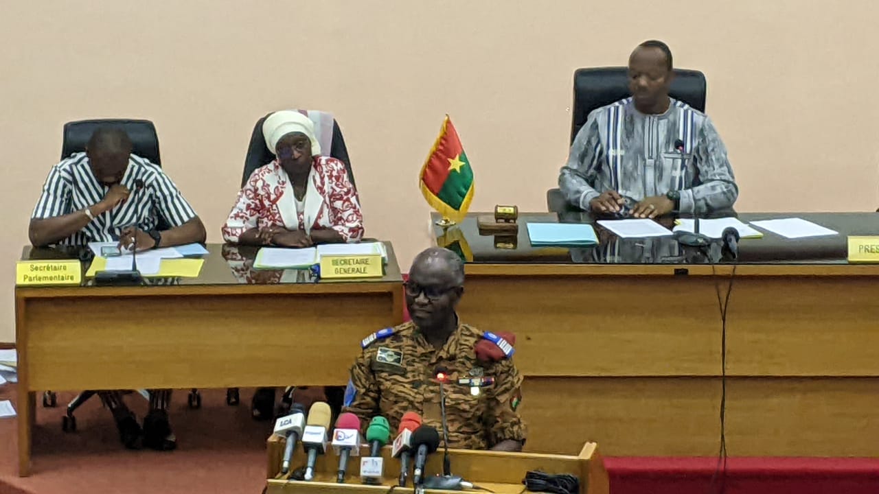 Vente de matériels similaires aux effets militaires au Burkina : Une totale anarchie liée à un vide juridique, reconnaît le ministre de la défense