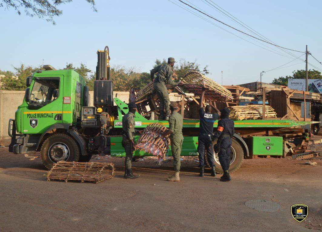 Ouagadougou : La Police municipale désencombre les alentours de l’Église centrale des assemblées de Dieu